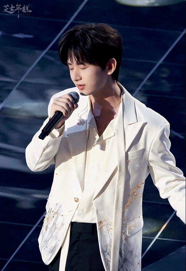 240202 成毅闪耀网络视听盛典，时尚项链成焦点