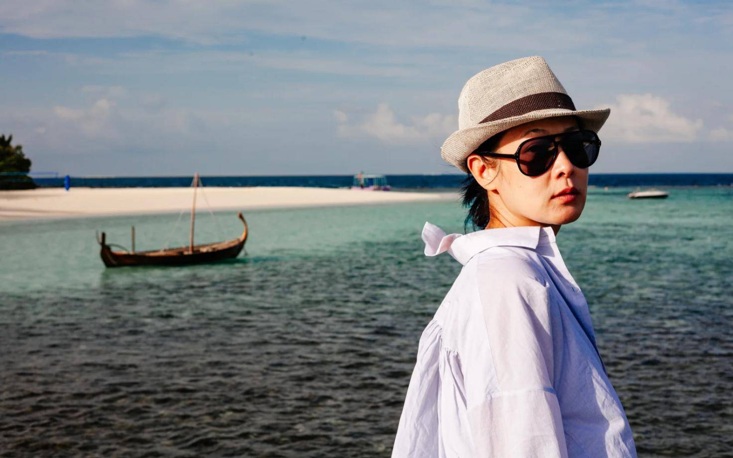 刘若英夫妇庆结婚14周年，海边甜蜜相拥，婚后分居感情仍坚如磐石