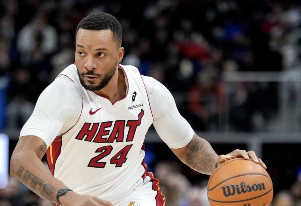 鲍威尔谈手伤：我以为我骨折了，好在只是过度延伸了一下