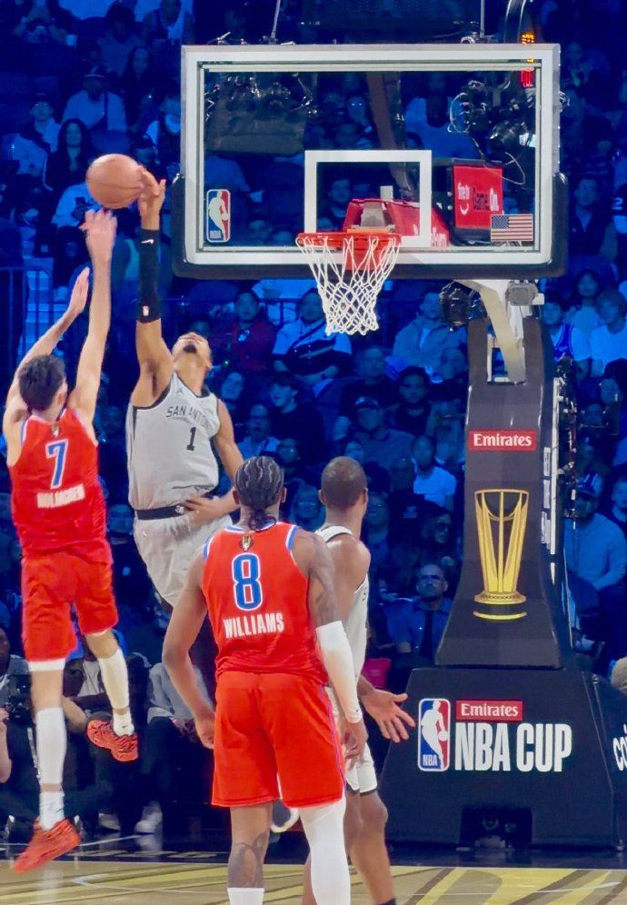 文班亚马封盖霍姆格伦,身高臂展优势显著,防守能力惊人