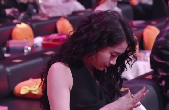 关晓彤比小猫耳朵