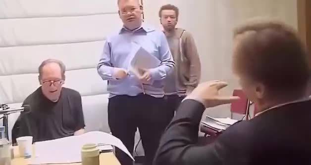 大师汉斯·季默为电影《星际穿越》创作配乐的视频，另一位大师、导演诺兰旁听