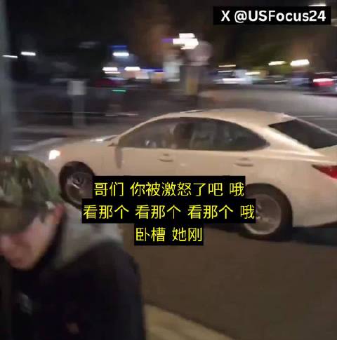 波特兰ICE设施外左翼女子开车用BB枪袭击右翼直播者