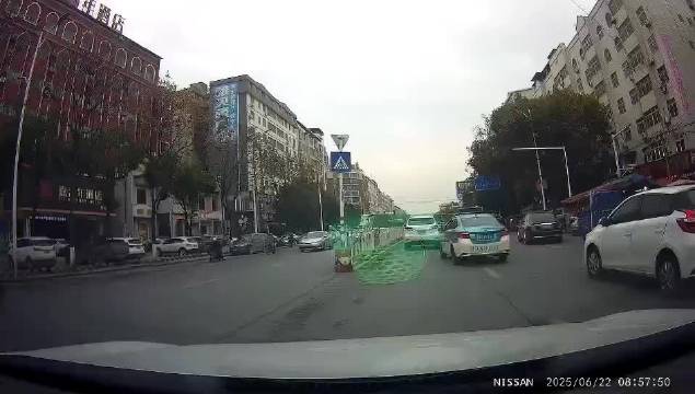 视频车走到一半停下来准备掉头被撞，你说这事责任算谁的？