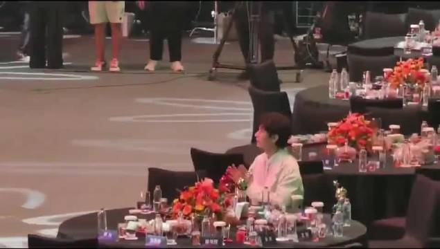 成毅台上破万剧冷场主动起身引导粉丝鼓掌