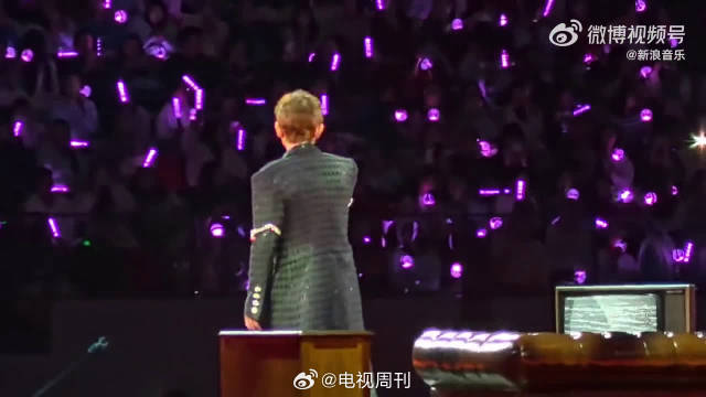 张杰新春演唱会收官，改词版这就是爱引热议