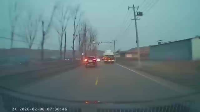 乱超车影响别人正常行驶，虽然自己停住了，大货车可停不下来