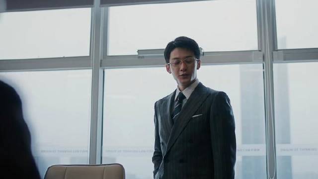 装出来的精英，藏不住的卑微，檀健次演活了底层律师的挣扎！