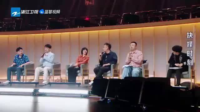 周深第一次听到《快乐崇拜》，被张韶涵的音色震惊到