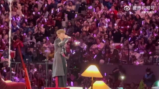 张杰新春演唱会改词唱这就是爱，万人大合唱温暖震撼