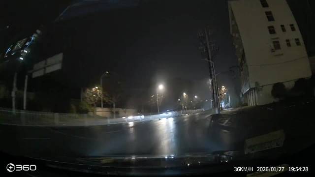 网友：遇到远光狗，视频车的做法可真行？