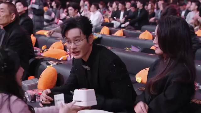 微博之夜，黄晓明和舒淇一脸懵，不知道要干嘛