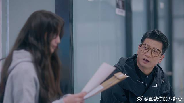 花心老总死性不改，刚被妻子离婚，转身就找年轻美女