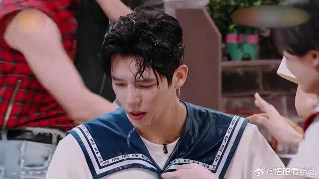 321泼水游戏，卢昱晓狠泼王安宇，范丞丞开心到起飞