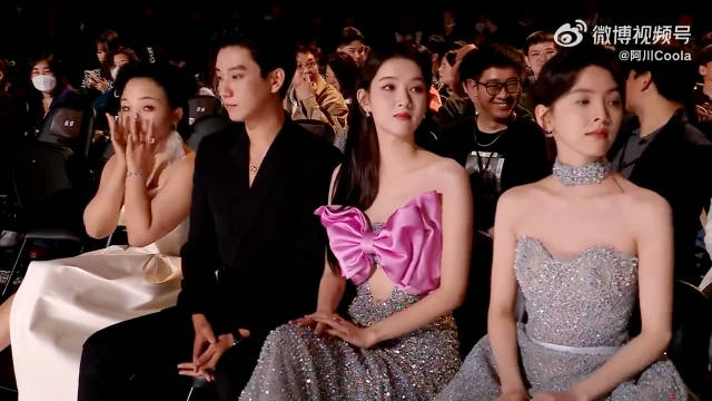 本以为王玉雯礼服掏空肚脐够大胆，谁料镜头给到赵露思大深V，发现更加性感