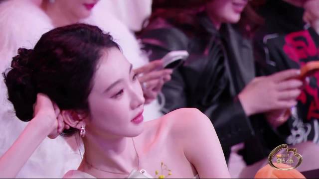 女星为上镜能多瘦？孟子义陈都灵瘦到胸前排骨清晰可见丨微博之夜