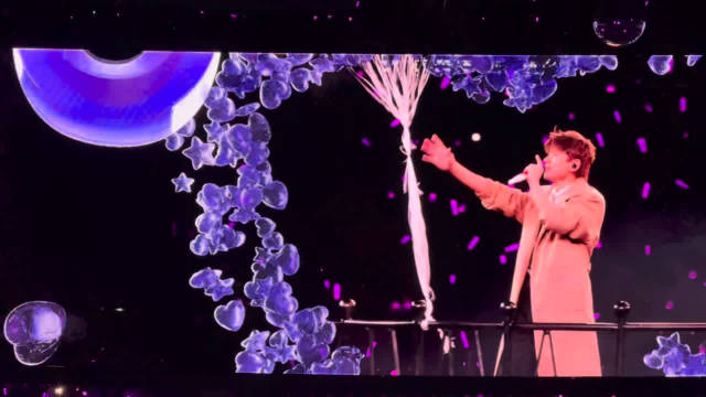 张杰新春演唱会改词版《这，就是爱》引热议