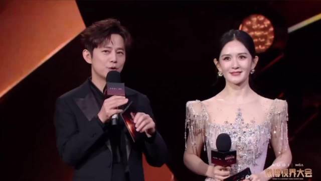 谢娜李佳薇红毯造型引争议，透视装繁花点缀被指不适