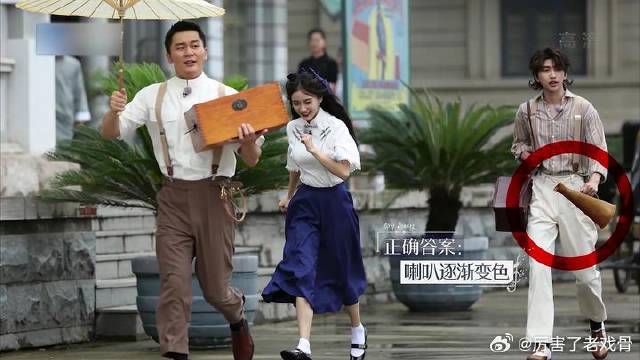 真是被水泼傻了，李晨弱视口误成弱智，笑不活了！