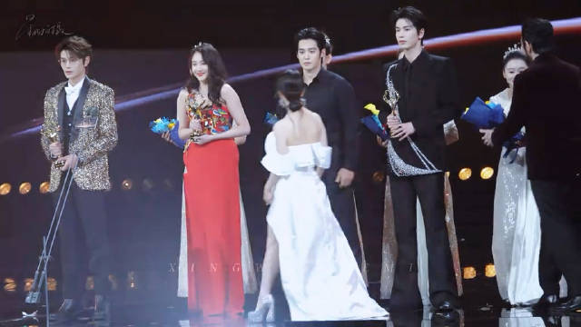 丁禹兮、关晓彤、于适、张凌赫等艺人领奖环节直拍聚焦