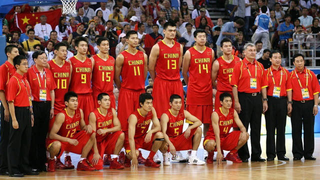 中国男篮对阵梦八队敢打敢拼