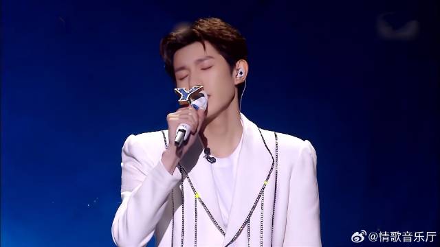王源温柔吟唱《逆光》嗓音清澈动听，宛如冬日的阳光！