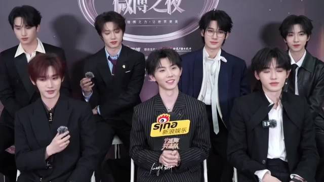 时代少年团回应时代峰峻团建，后台下五子棋笑翻全网