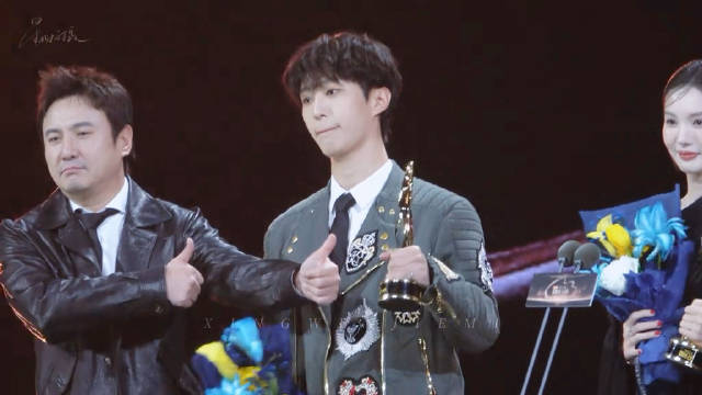 沈腾手持话筒追着马丽跑，为范丞丞、魏大勋颁奖，场面幽默，气氛热烈