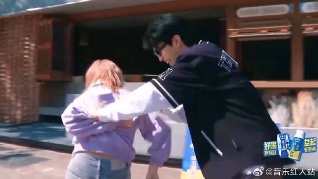 范丞丞一点不怜香惜玉 按着宋雨琦撕名牌，郑恺来晚一步！