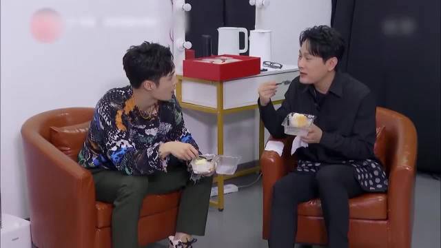 张艺兴探班张信哲！谁料竟被坑来唱歌，全场观众惊了