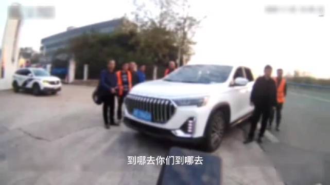 小车核载5人实载7人被查， 司机竟称想“碰碰运气”