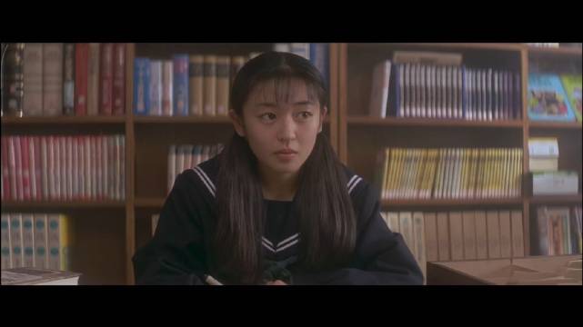 男子用名字占满空白借书卡被斥