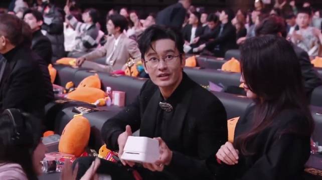 哈哈哈…黄晓明和舒淇一脸懵，不知道要干嘛！