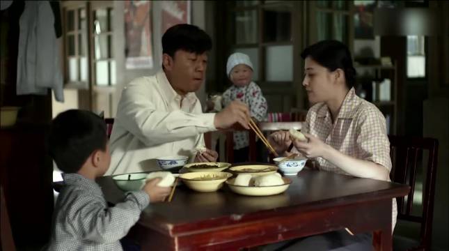 父母爱情：隔壁邻居送来饺子，安杰却直接挂脸，丈夫气得要收拾她！