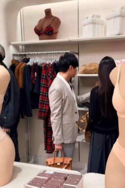 林俊杰和女友七七的恋情是如何从绯闻发展到公开确认的？