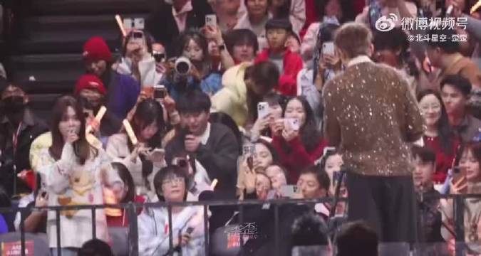 黄霄雲获张杰演唱会5g黄金,献唱《最美的太阳》