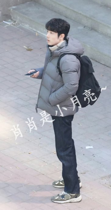 肖战新剧演落魄天才！追车被甩撞豪车，深圳路透引爆笑点