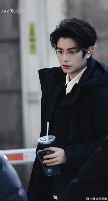 李现和丁禹兮在春晚彩排现场的同框画面为何走红？