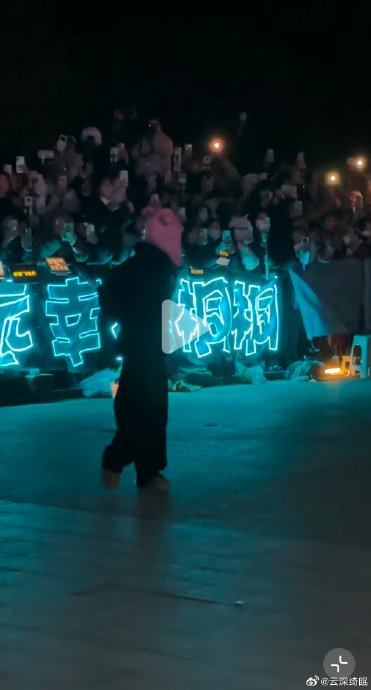 心疼！李一桐机场腰伤复发忍痛收信，粉丝泪目呼吁健康第一