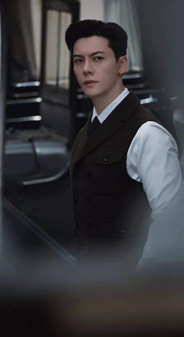 陈伟霆苦练一年半为《九门》秀八块腹肌，高温拍戏暴瘦12斤！