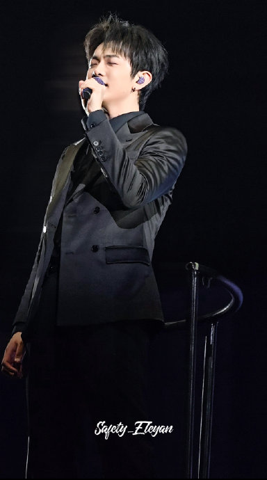 颜人中演唱会上粉丝高喊‘中中是男模’的口号具体是什么？