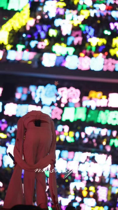 除了与地铁广告互动，贺峻霖近期还有哪些幽默回应网友的高情商例子？