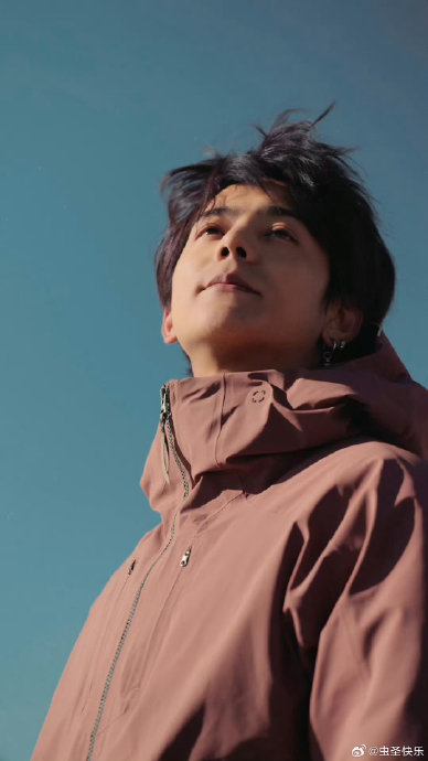 向佐哭诉压力大，丁真一句“扛不住就别混”戳中娱乐圈真相