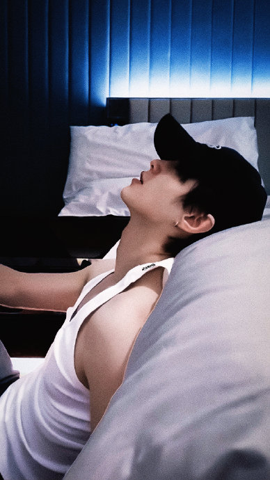 何与憋笑失败反差萌火了！“暗爽酷盖”人设升级引粉丝狂欢