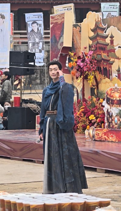 许凯在《天都异闻录》杀青现场是如何与粉丝进行暖心互动的？