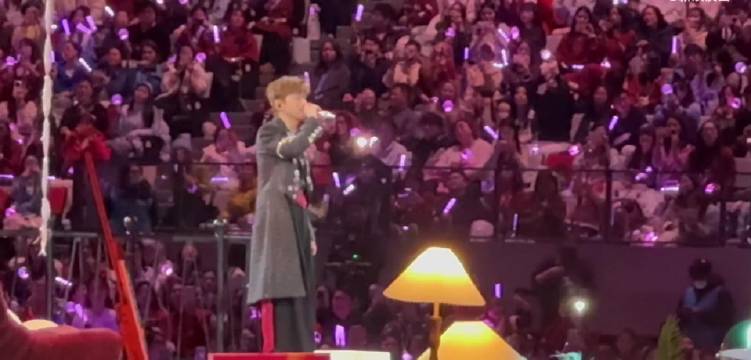 张杰新春演唱会改词唱《这就是爱》