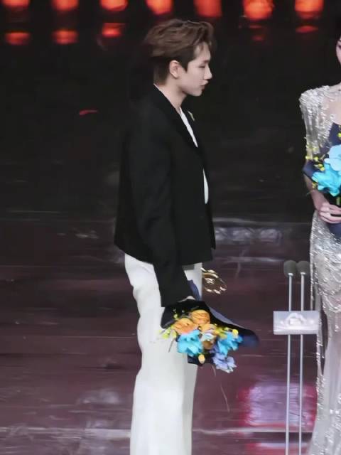 汪苏泷微博之夜洒水致老总舞台摔倒