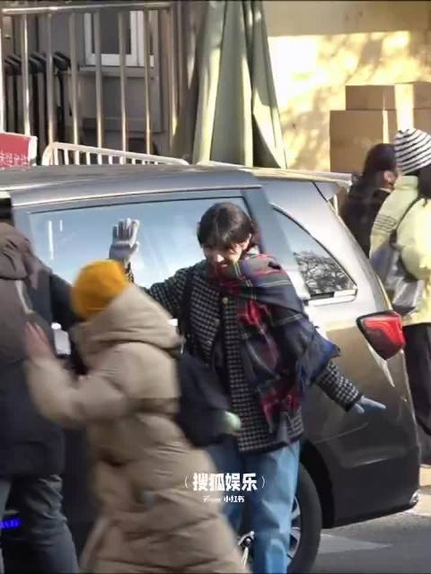 田曦薇亮相央视春晚第四次联排，红格围巾和双丸子头的造型很吸睛