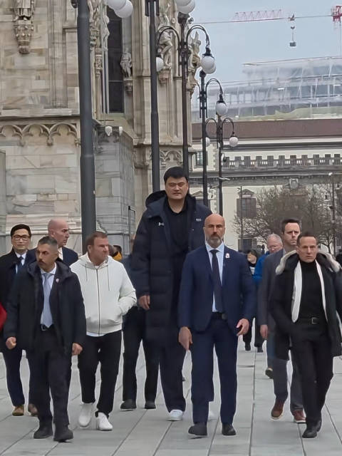 姚明担任米兰冬奥火炬手亮相开幕式