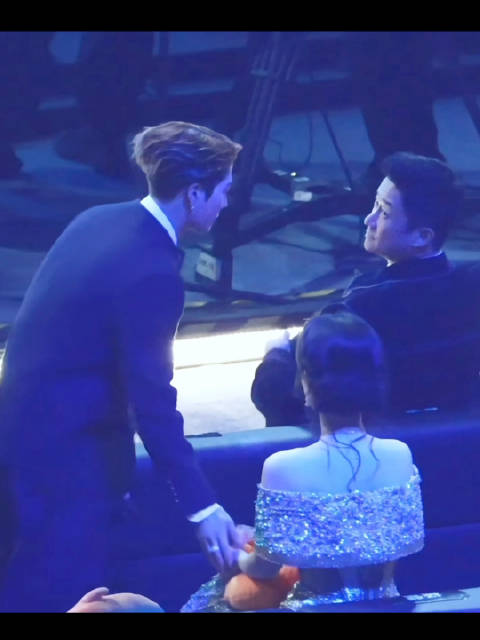 王嘉尔微博之夜摸手杨紫引关注，吴京吃瓜